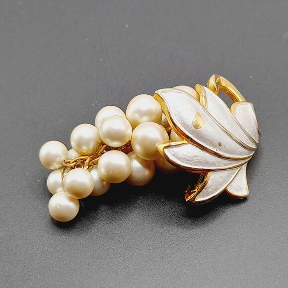 Vintage Alice Caviness Grape Cluster Brooch, White Enamel Leaf, Faux Pearls - Picture 8 of 10